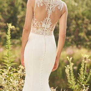 Elegant White Lace Wedding Dress

SIZE
BUST
WAIST
HIPS
32.5
25
35